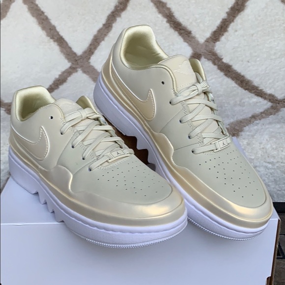 NIKE W AJ 1 JESTER XX LOW LACED SE FOSSIL-WHITE - Picture 4 of 16